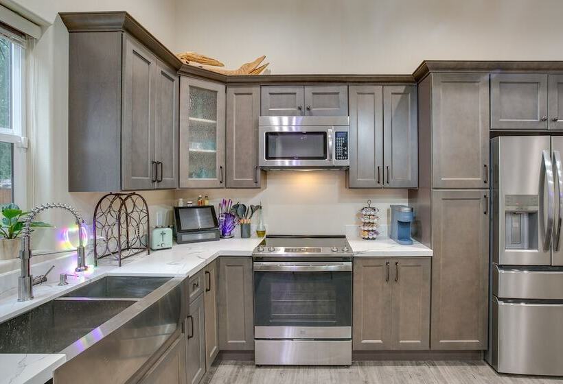 Game Room, Hot Tub & Mtn View: Bonney Lake Retreat