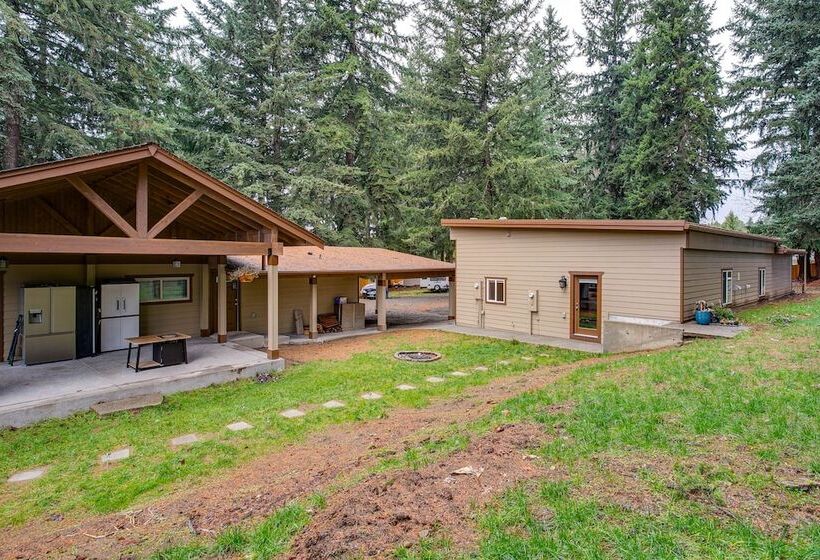 Game Room, Hot Tub & Mtn View: Bonney Lake Retreat