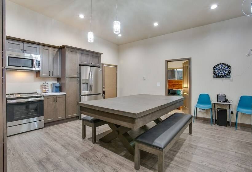 Game Room, Hot Tub & Mtn View: Bonney Lake Retreat