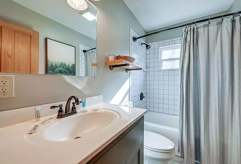 Bryson City Cabin: Deck & Mountain View Hot Tub