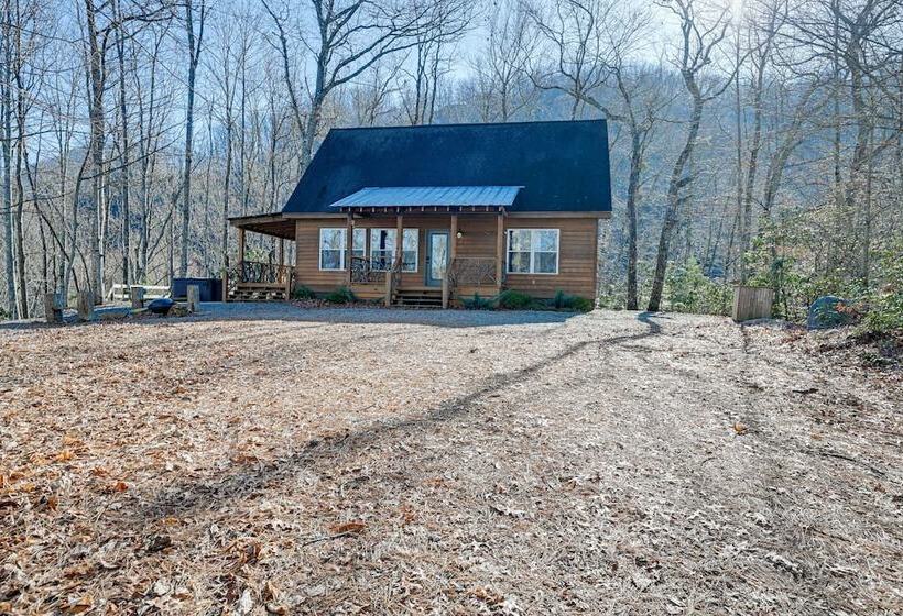 Bryson City Cabin: Deck & Mountain View Hot Tub