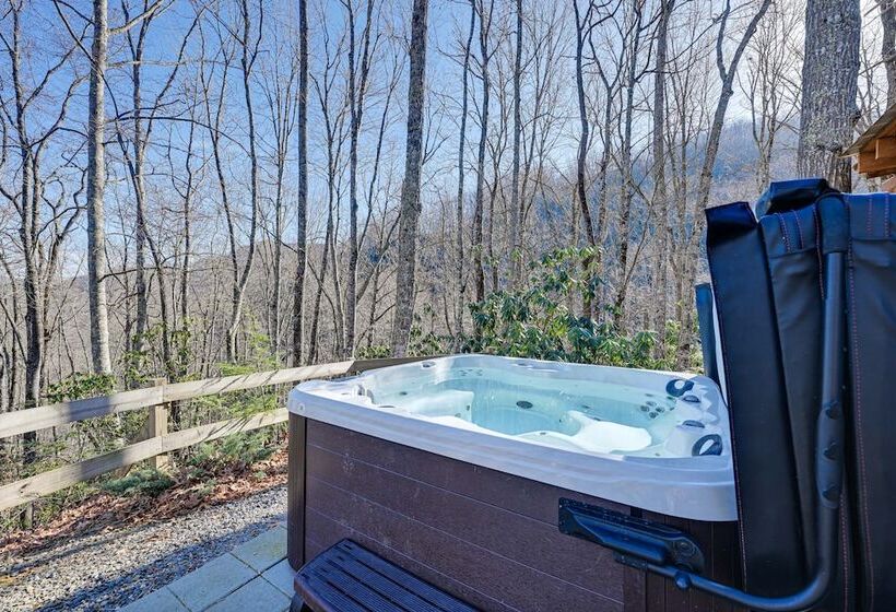 Bryson City Cabin: Deck & Mountain View Hot Tub