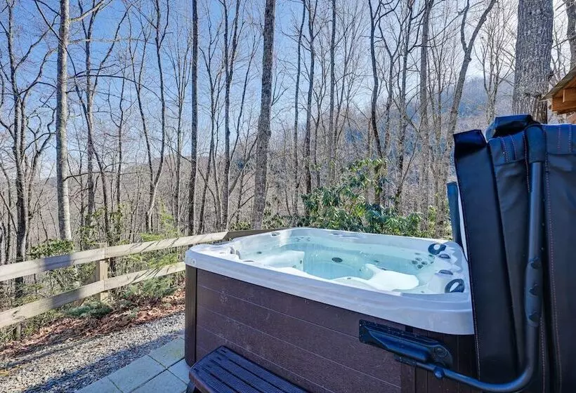 Bryson City Cabin: Deck & Mountain View Hot Tub