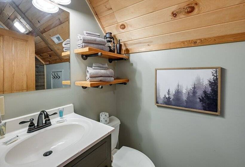 Bryson City Cabin: Deck & Mountain View Hot Tub