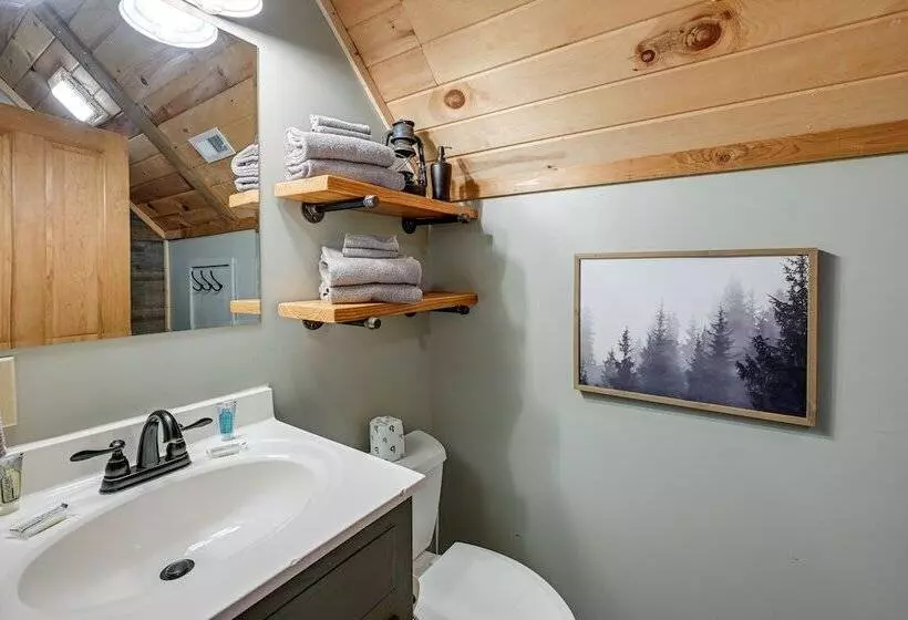 Bryson City Cabin: Deck & Mountain View Hot Tub