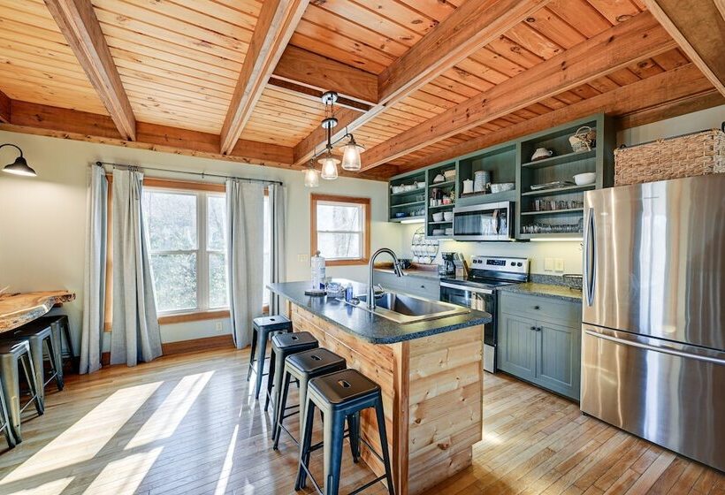 Bryson City Cabin: Deck & Mountain View Hot Tub