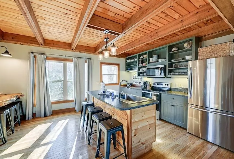 Bryson City Cabin: Deck & Mountain View Hot Tub