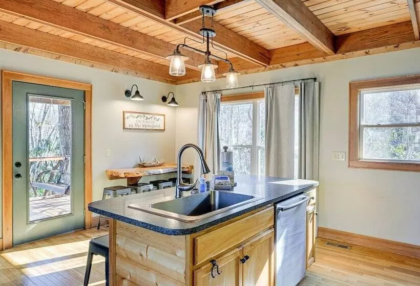 Bryson City Cabin: Deck & Mountain View Hot Tub