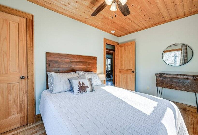 Bryson City Cabin: Deck & Mountain View Hot Tub