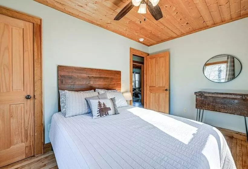 Bryson City Cabin: Deck & Mountain View Hot Tub