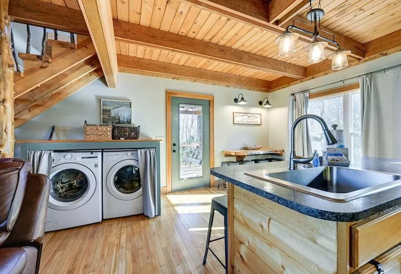 Bryson City Cabin: Deck & Mountain View Hot Tub