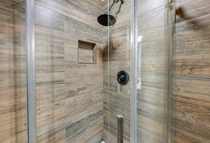 Bryson City Cabin: Deck & Mountain View Hot Tub