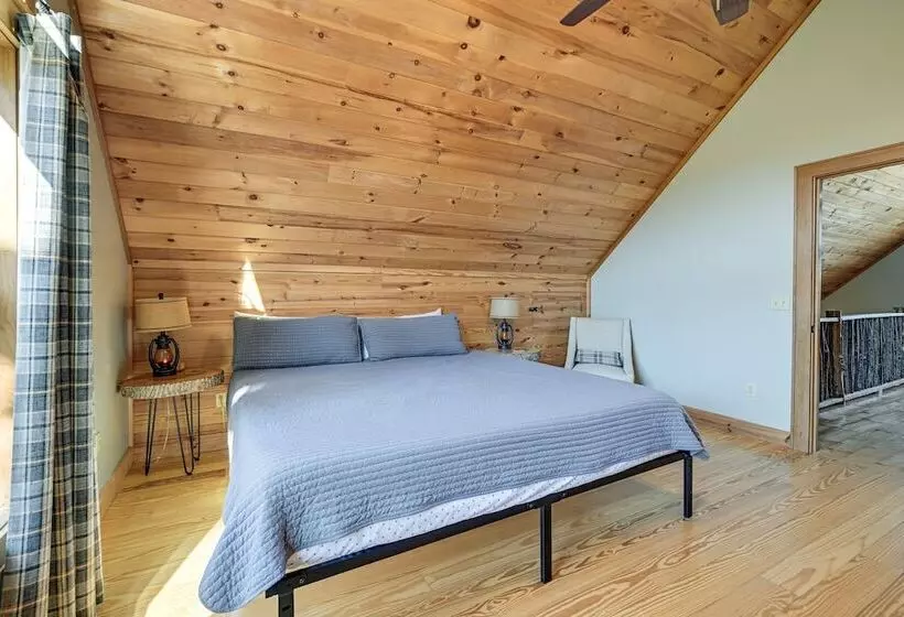 Bryson City Cabin: Deck & Mountain View Hot Tub