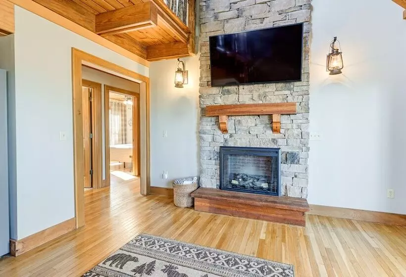 Bryson City Cabin: Deck & Mountain View Hot Tub