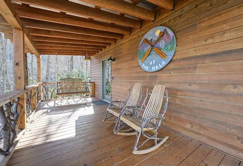 Bryson City Cabin: Deck & Mountain View Hot Tub