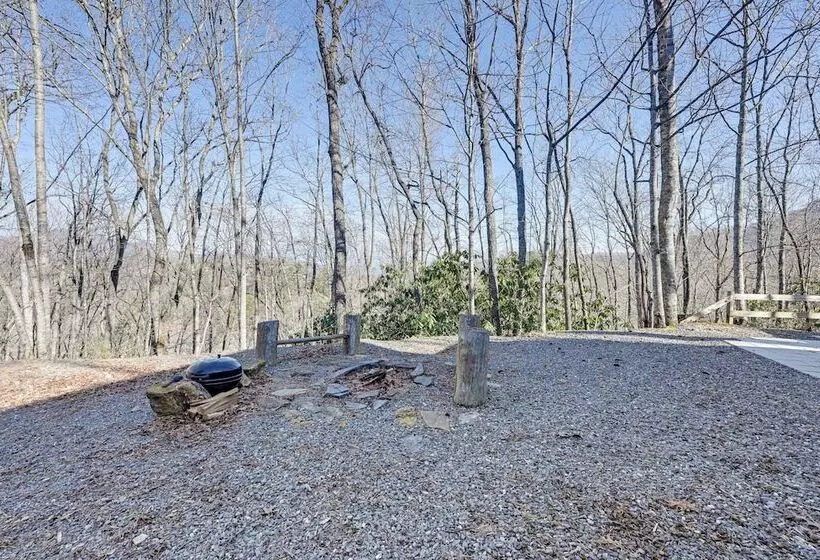 Bryson City Cabin: Deck & Mountain View Hot Tub
