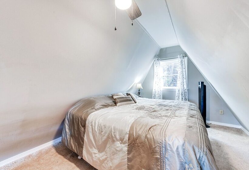 Charming Franklin Cabin With Deck: Stunning Views!