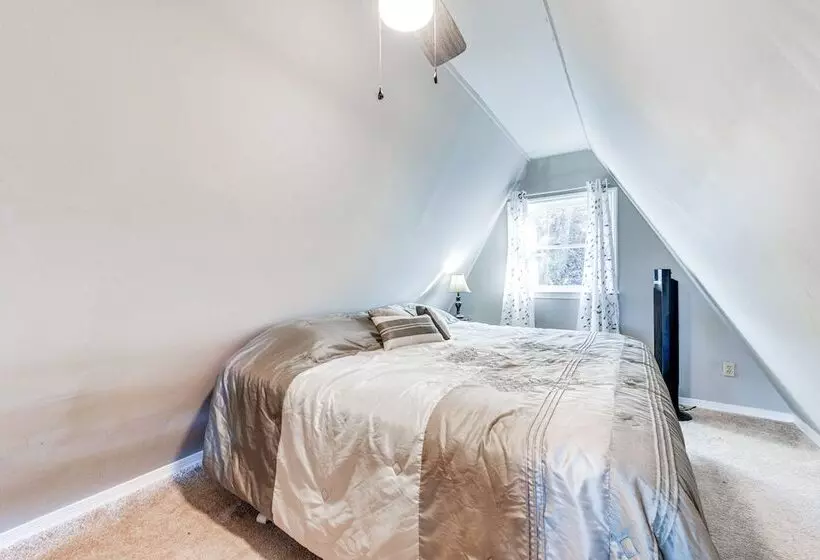 Charming Franklin Cabin With Deck: Stunning Views!