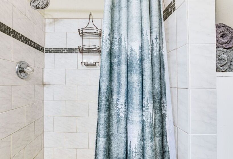 Charming Franklin Cabin With Deck: Stunning Views!