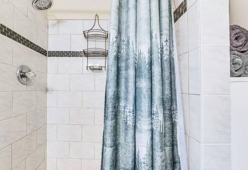 Charming Franklin Cabin With Deck: Stunning Views!