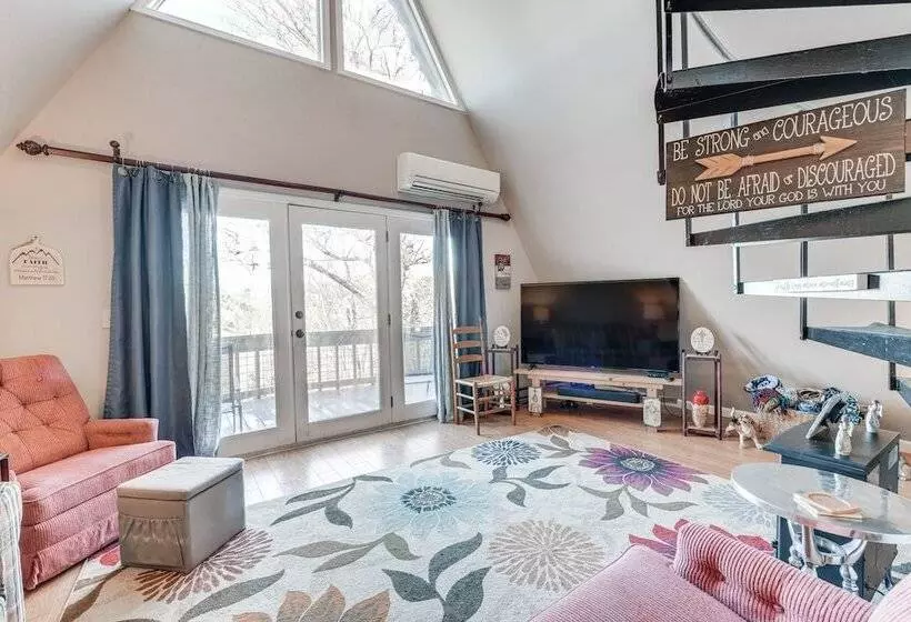 Charming Franklin Cabin With Deck: Stunning Views!