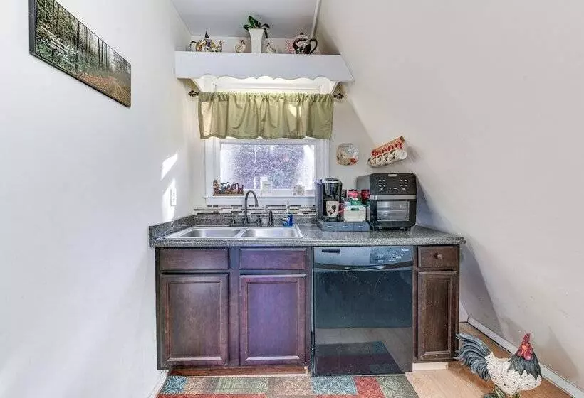 Charming Franklin Cabin With Deck: Stunning Views!