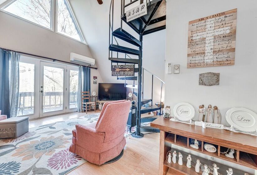 Charming Franklin Cabin With Deck: Stunning Views!