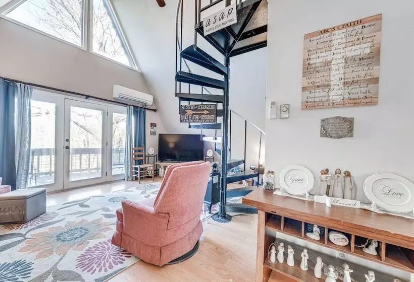 Charming Franklin Cabin With Deck: Stunning Views!