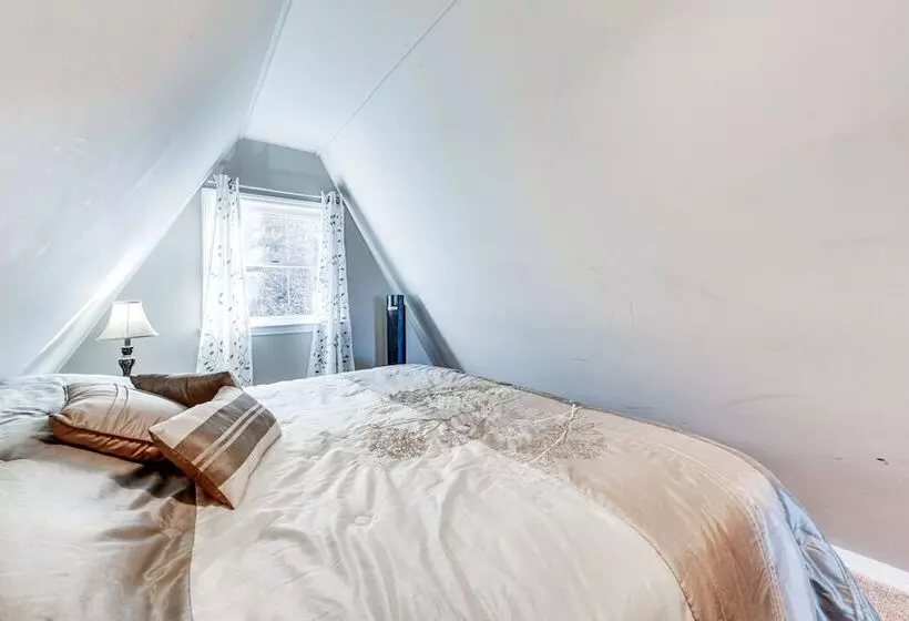 Charming Franklin Cabin With Deck: Stunning Views!