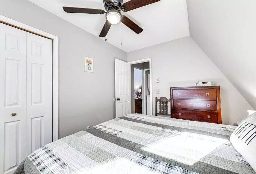 Charming Franklin Cabin With Deck: Stunning Views!