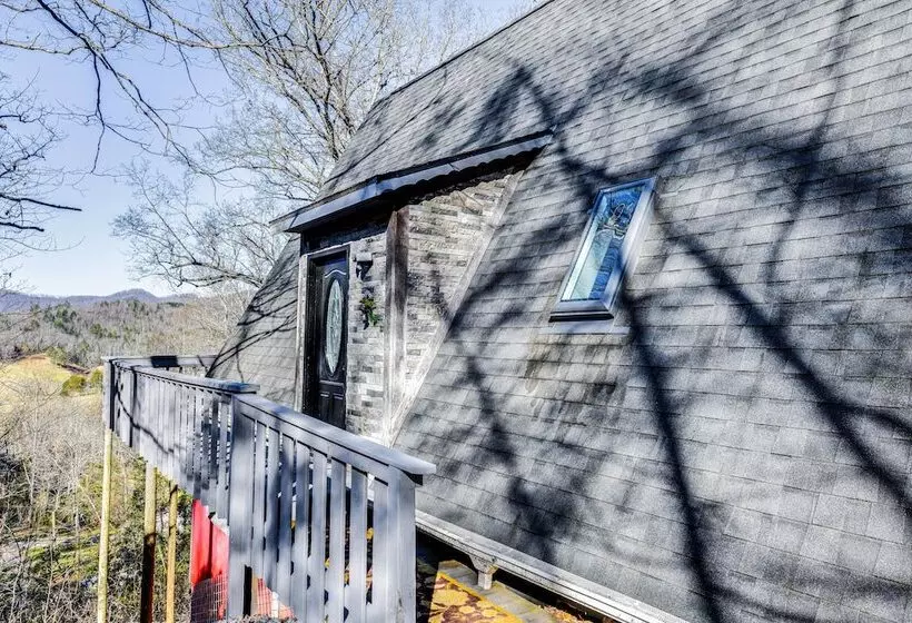 Charming Franklin Cabin With Deck: Stunning Views!
