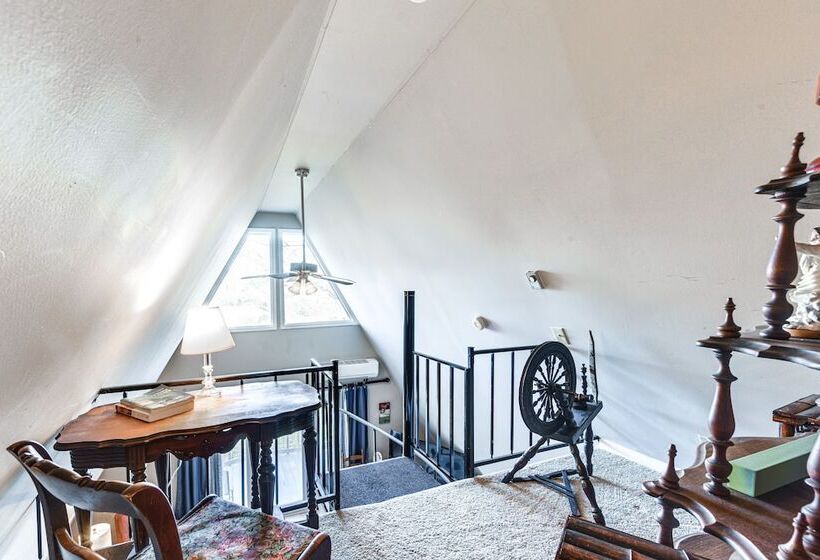 Charming Franklin Cabin With Deck: Stunning Views!