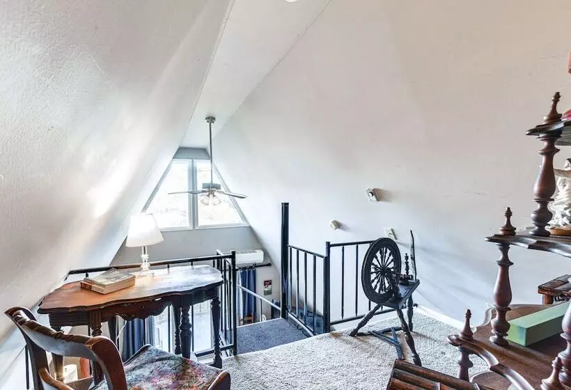 Charming Franklin Cabin With Deck: Stunning Views!