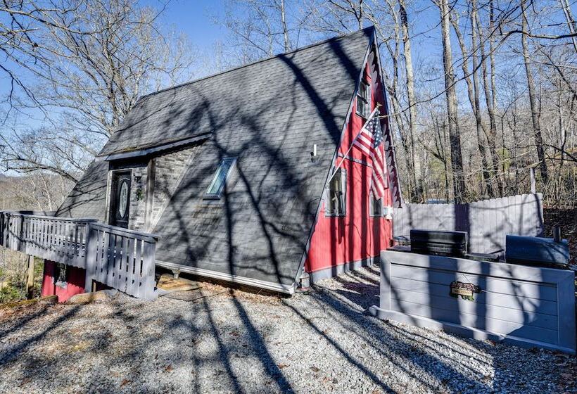Charming Franklin Cabin With Deck: Stunning Views!