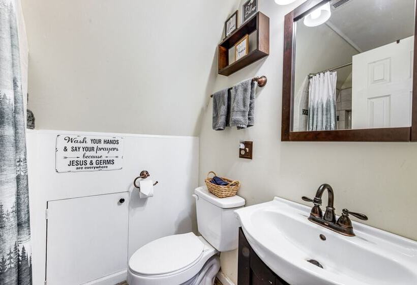 Charming Franklin Cabin With Deck: Stunning Views!