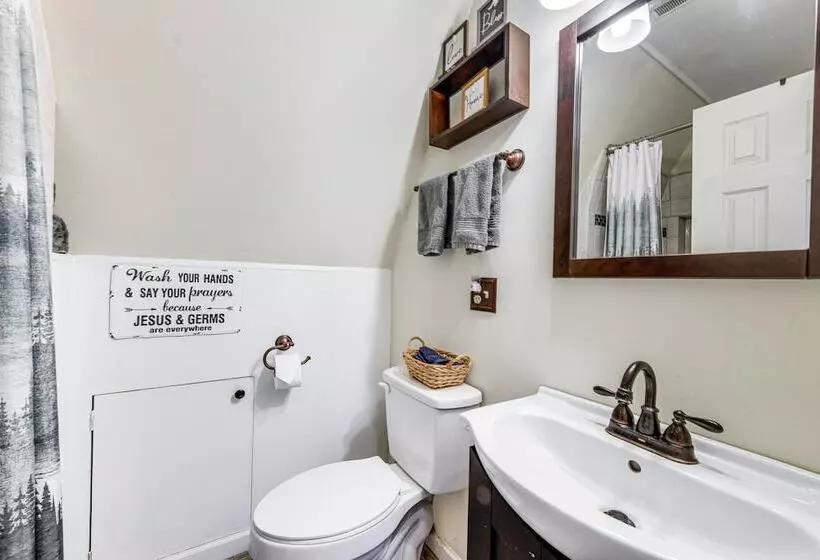 Charming Franklin Cabin With Deck: Stunning Views!