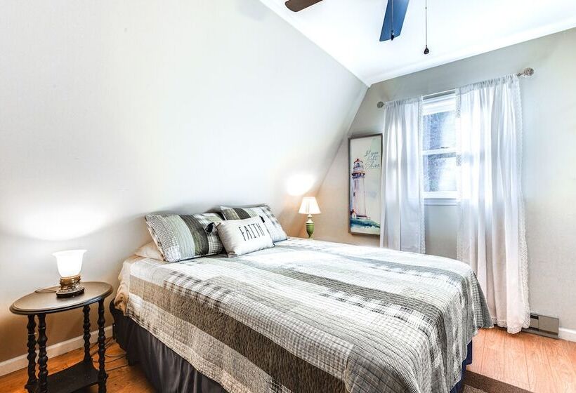 Charming Franklin Cabin With Deck: Stunning Views!