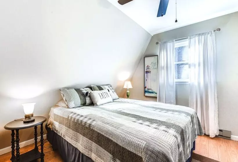 Charming Franklin Cabin With Deck: Stunning Views!