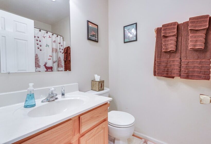 Charming Shenandoah Retreat W/ Deck & Grill!