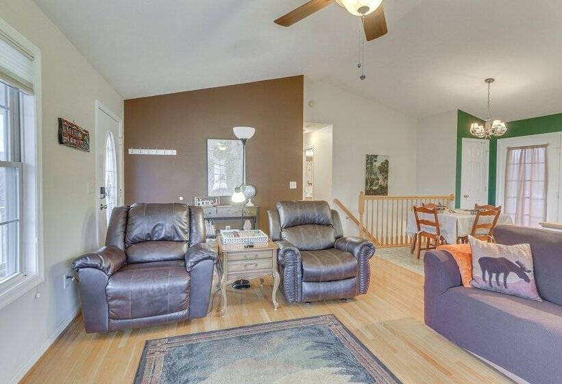 Charming Shenandoah Retreat W/ Deck & Grill!