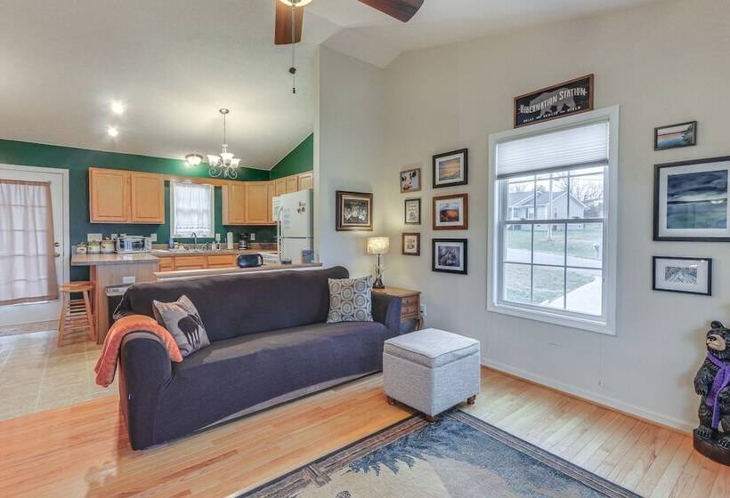 Charming Shenandoah Retreat W/ Deck & Grill!