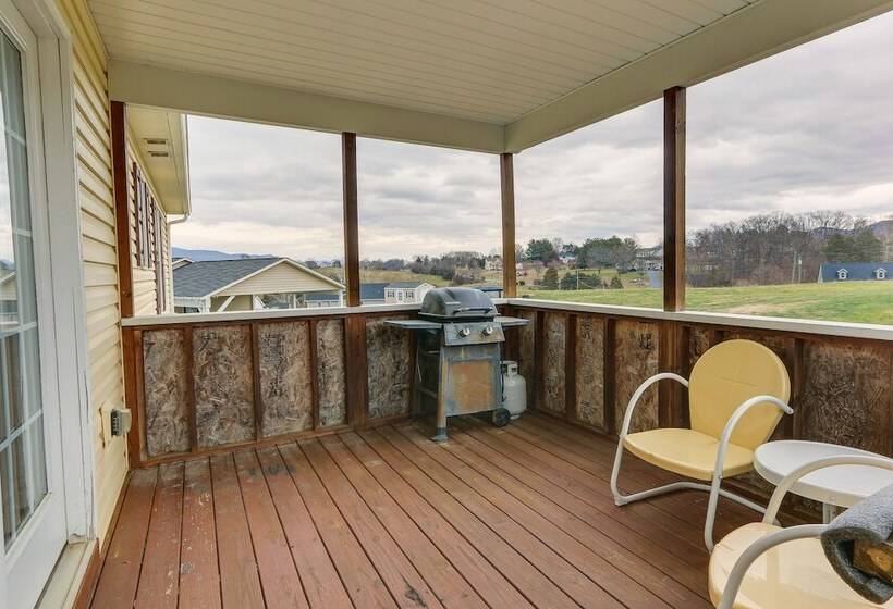 Charming Shenandoah Retreat W/ Deck & Grill!