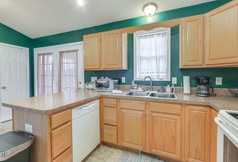 Charming Shenandoah Retreat W/ Deck & Grill!