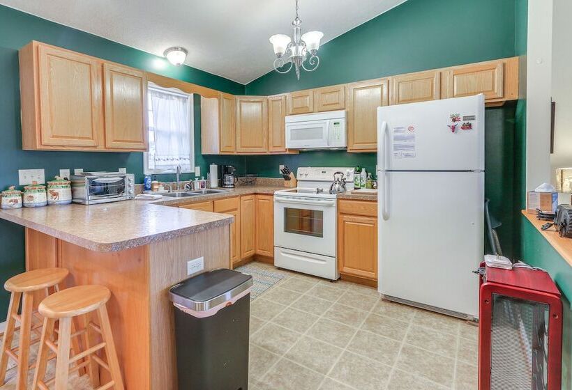 Charming Shenandoah Retreat W/ Deck & Grill!