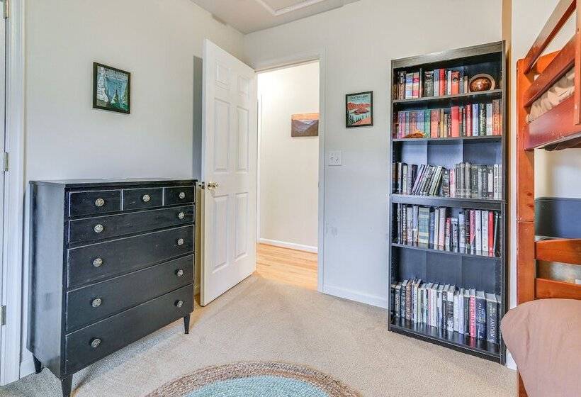 Charming Shenandoah Retreat W/ Deck & Grill!