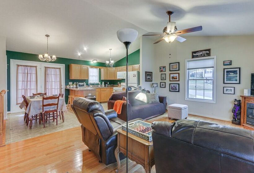 Charming Shenandoah Retreat W/ Deck & Grill!