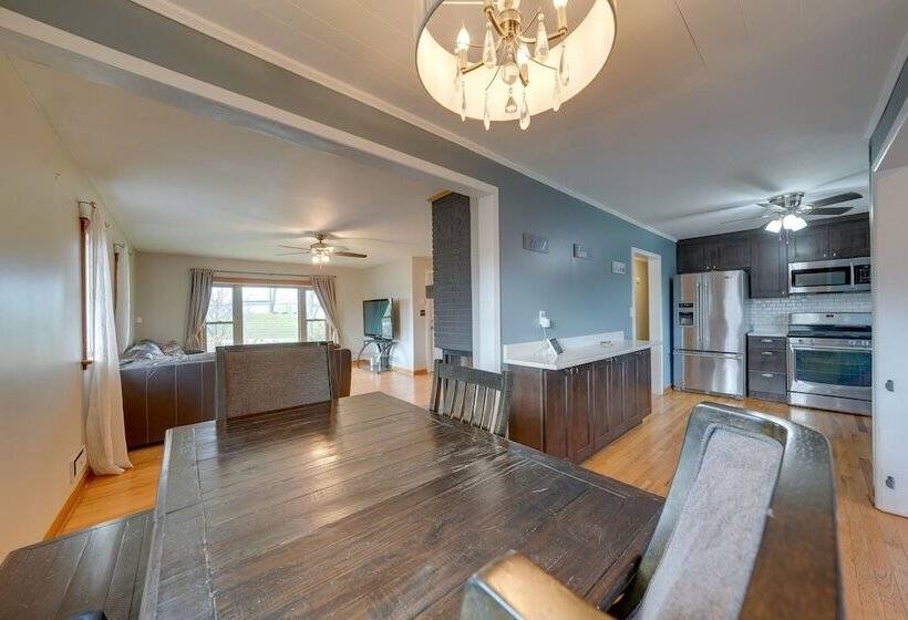 Cozy Lisle Home W/ Fenced Backyard: Pets Welcome!