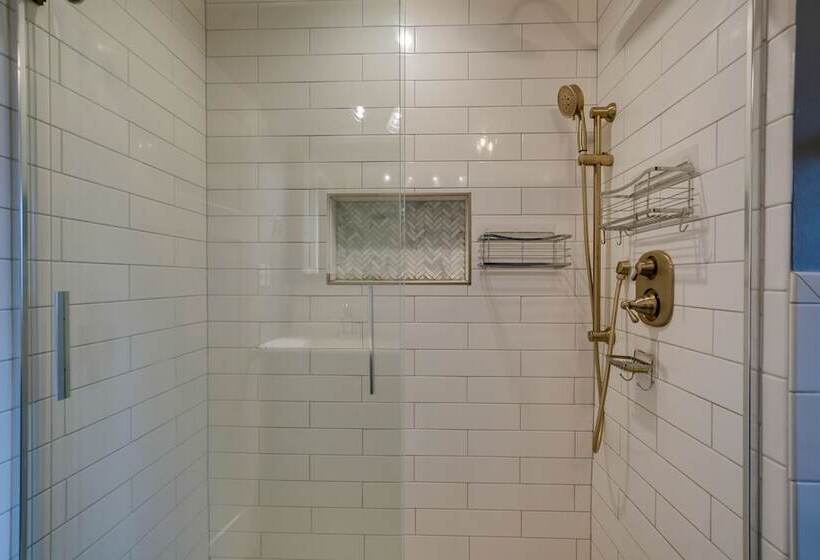 Cozy Lisle Home W/ Fenced Backyard: Pets Welcome!