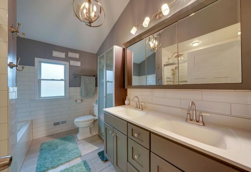 Cozy Lisle Home W/ Fenced Backyard: Pets Welcome!