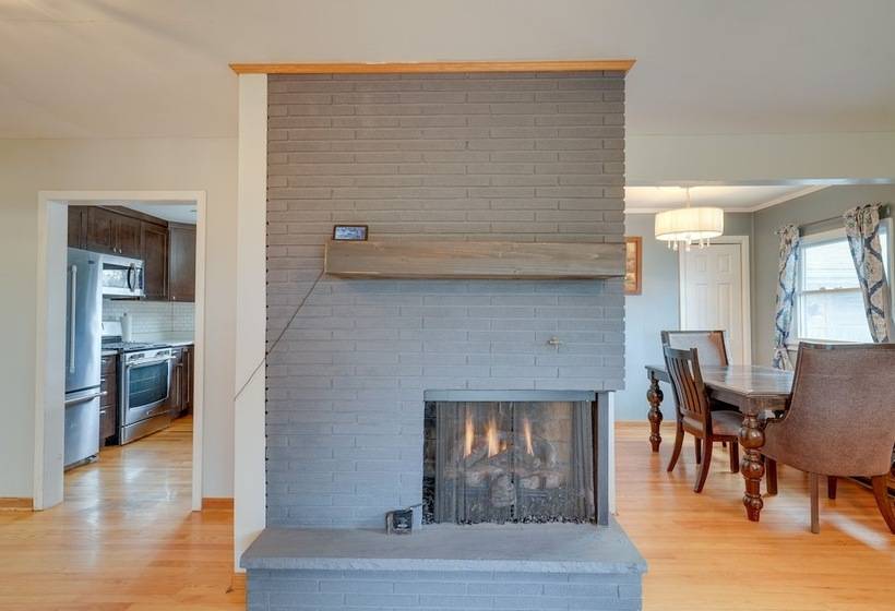 Cozy Lisle Home W/ Fenced Backyard: Pets Welcome!